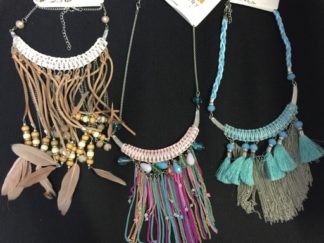 Collar Semisircular con Plumas