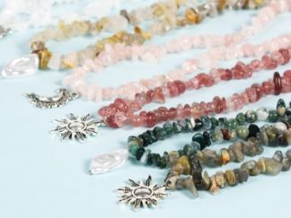 Collar de Cristales/Piedritas con Dije Sol/Luna