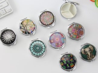 Pastillero de Metal con 3 Divisiones estilo Mandala