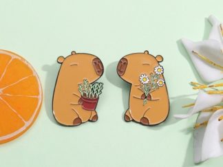 Pin Capybara con Planta