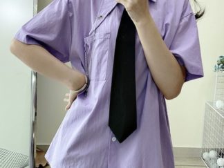 Ropa: Camisa Lila con Corbata y Accesorio