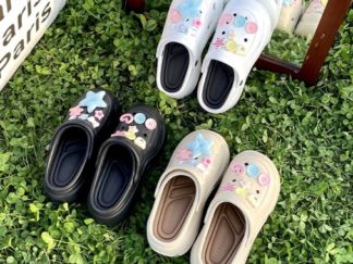 Zapatilla con Agujeritos Cruz y Apliques Kawaii