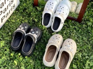 Zapatilla con Agujeritos Cruz y Apliques Perlas y Strass